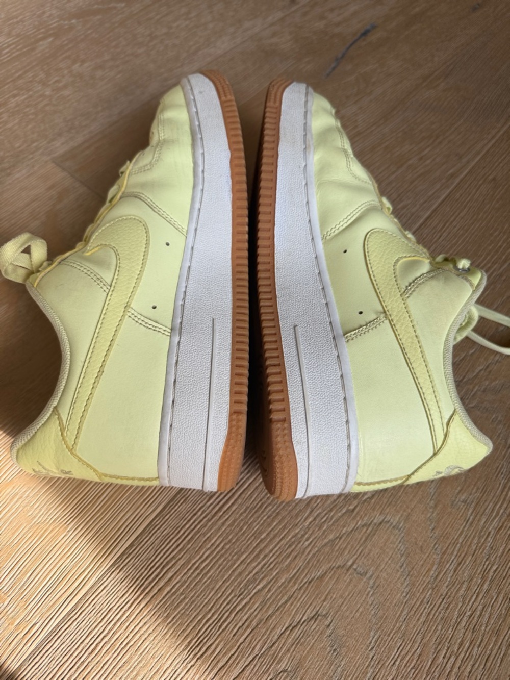 Nike Air Force 1 Low-Top Sneakers in Pale Yellow with Gum Sole - Picture 4 of 6